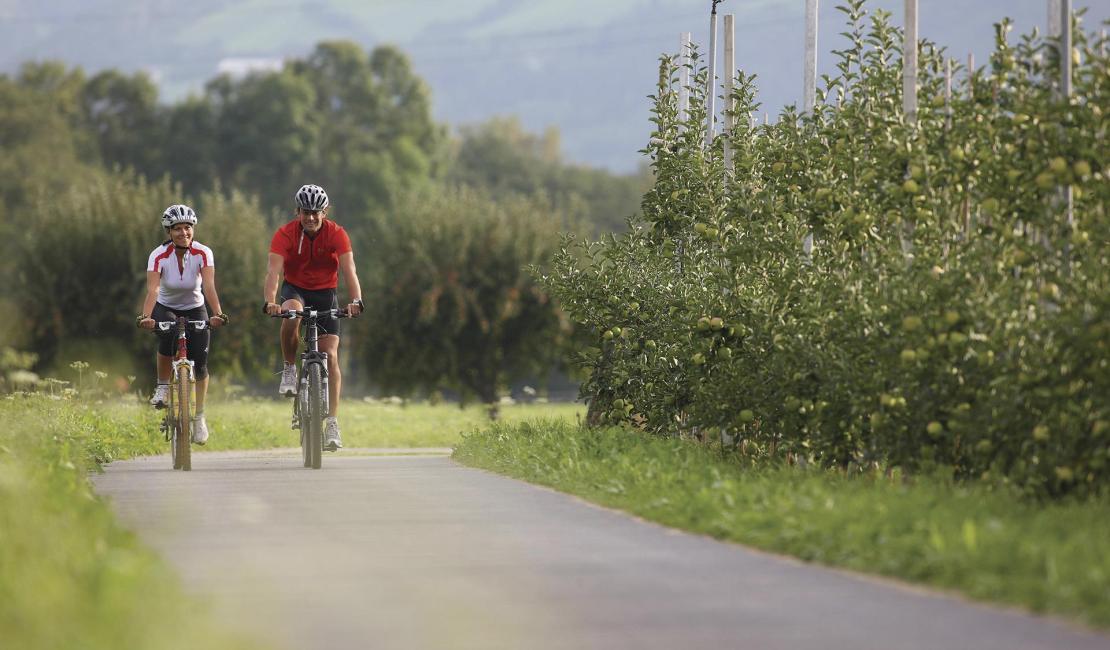 alessandro-trovati-radfahrer-apfel